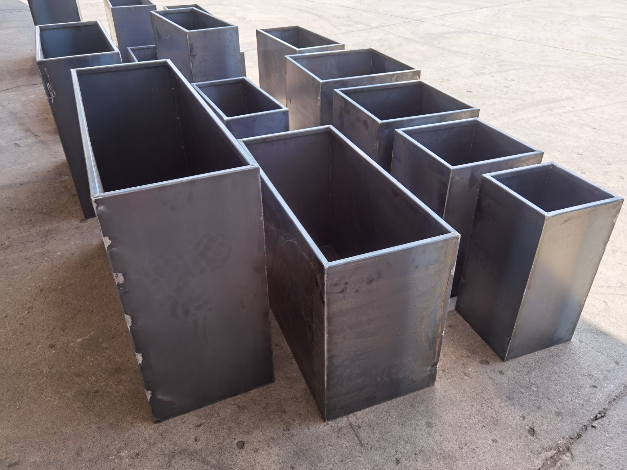 Metal planter boxes for outdoor landscape projects